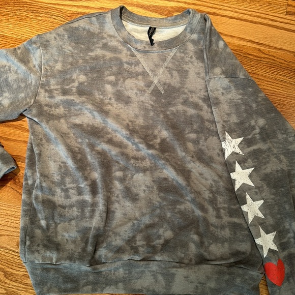 PixieLane cozy long sleeve top w/star and heart detail on sleeve womens xs - Picture 2 of 4